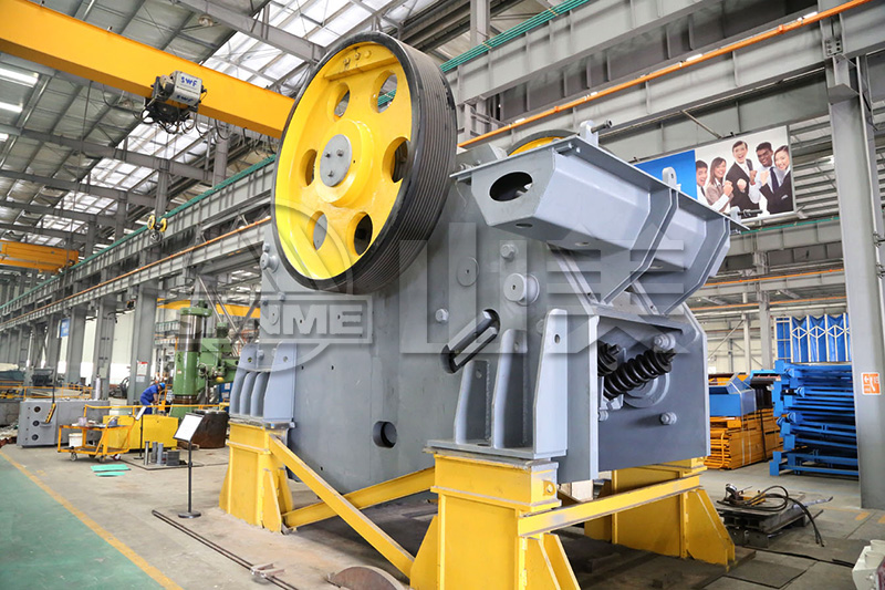 顎式破碎機(jī)工作中出現(xiàn)卡料、不下料是什么原因