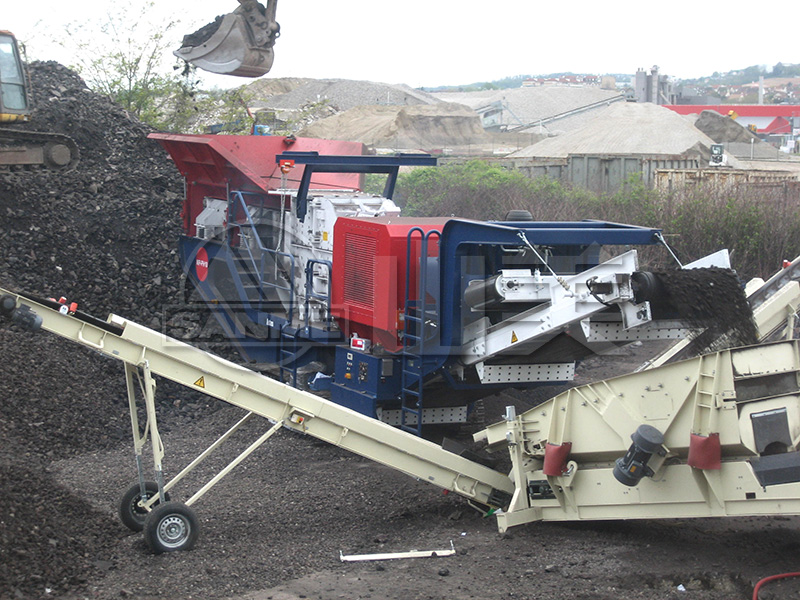 履帶式移動破碎機對比輪胎式移動破碎機有什么優(yōu)勢？