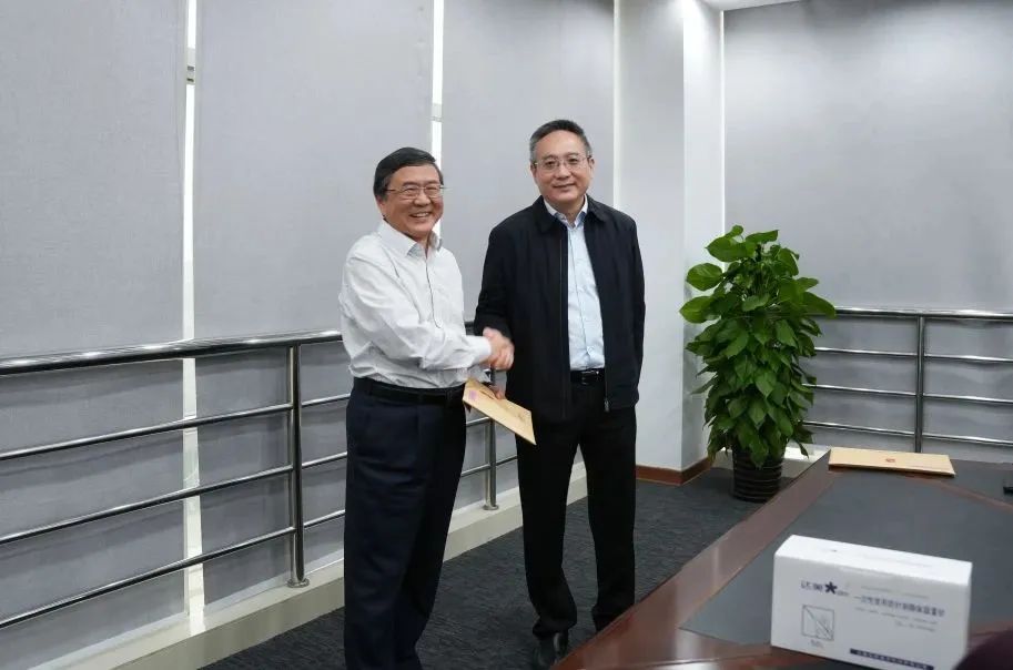 奉賢區(qū)人大常委會黨組書記、主任張培榮一行蒞臨上海山美股份開展“優(yōu)環(huán)境、穩(wěn)經(jīng)濟”大走訪大調(diào)研