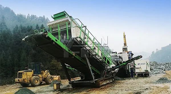時(shí)產(chǎn)值近600萬(wàn)！山美移動(dòng)式破碎篩分一體站助力江蘇高碳鉻鐵礦破碎項(xiàng)目建設(shè)