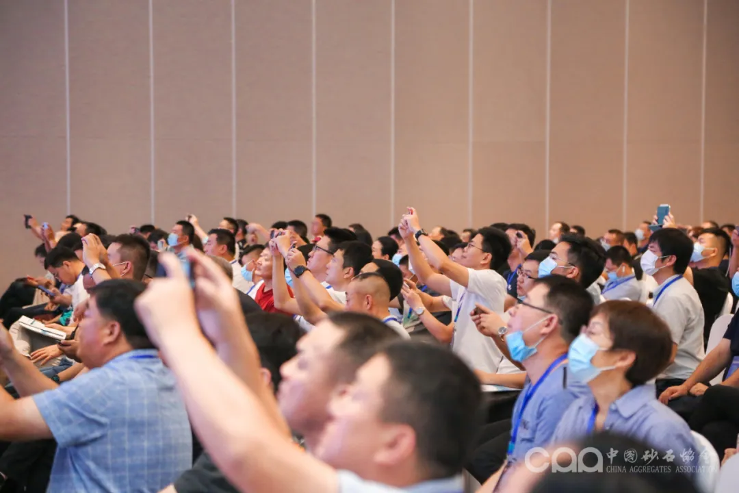 主旨報(bào)告 | 胡幼奕以國際化視角，提出固廢綜合利用和生態(tài)環(huán)境修復(fù)新思路